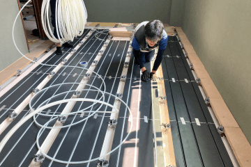 断熱材とユカカラ暖房のパネルを設置