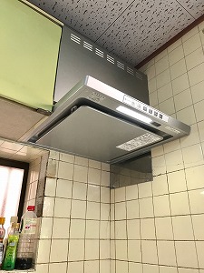 吊り戸棚を撤去して薄型のレンジフードを取り付け ｜ 株式会社クサネン 