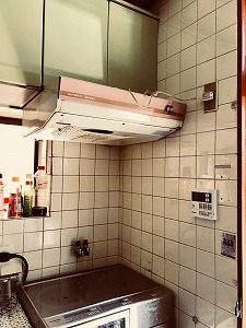 吊り戸棚を撤去して薄型のレンジフードを取り付け ｜ 株式会社クサネン 