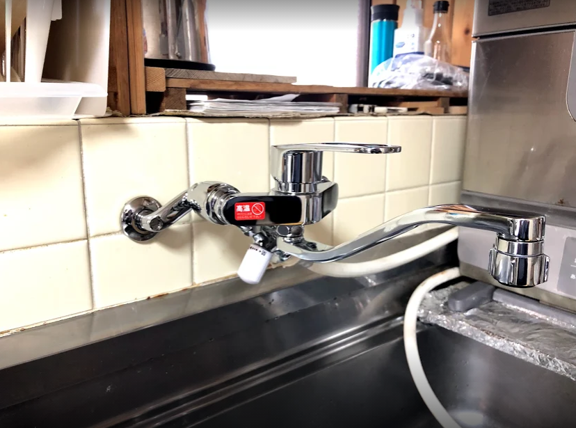 キッチンの水栓と食洗機用の分岐金具を一緒に交換しました。 ｜ 株式 