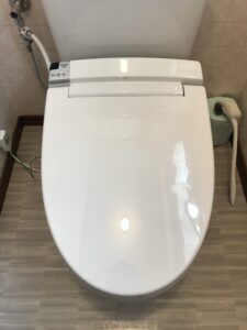 便座が割れてしまった温水洗浄便座（LIXILシャワートイレ）の