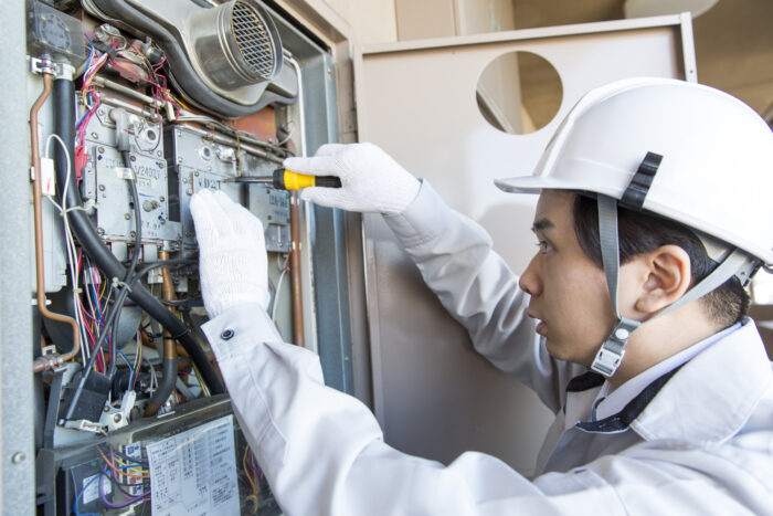 ガス給湯器のメンテナンスは業者に依頼できる！怠るリスクやなるべく長く使うコツも解説