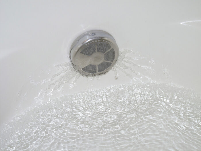 お風呂のお湯が止まらない！浴槽配管や水栓からのお湯が止まらない場合の原因や施工事例を紹介