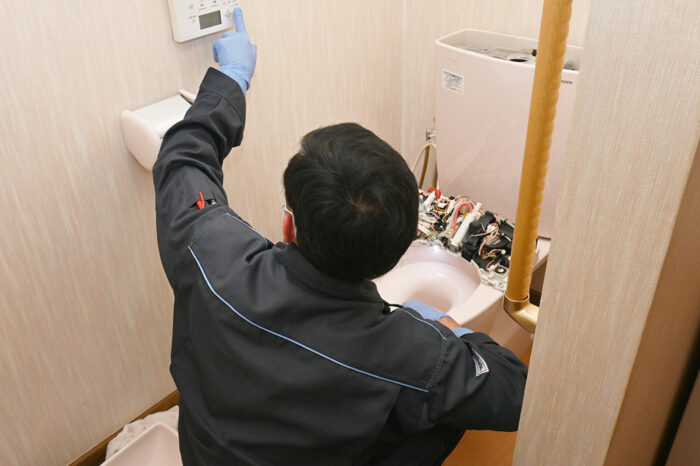 トイレの水を流すとすごい音がする原因と対処方法！放置のリスクや修理の費用も解説