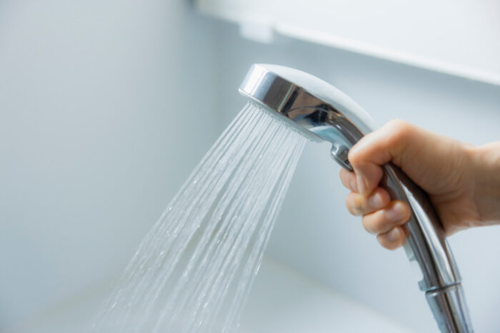 シャワーのお湯だけ水圧が弱い原因・対処法！シャワーや給湯器を修理・交換する場合にかかる費用は？