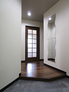 賃貸マンションの入居率upのためにおしゃれな玄関姿見を設置しました 株式会社クサネン 滋賀県草津市