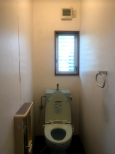 トイレ交換のタイミングで埋込収納の撤去 クロスの貼り替えをさせていただきました 株式会社クサネン 滋賀県草津市 トイレ交換のタイミングで埋込収納の撤去 クロスの貼り替えをさせていただきました 株式会社クサネン 滋賀県草津市