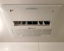 天井埋め込みタイプの温水式浴室暖房乾燥機　交換事例