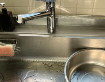 キッチンの水栓から水漏れ発生！水栓の交換事例（TOTO シングル混合水栓TKS05301J)