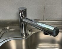 滋賀県大津市にて水漏れをしている台所水栓を新しく交換